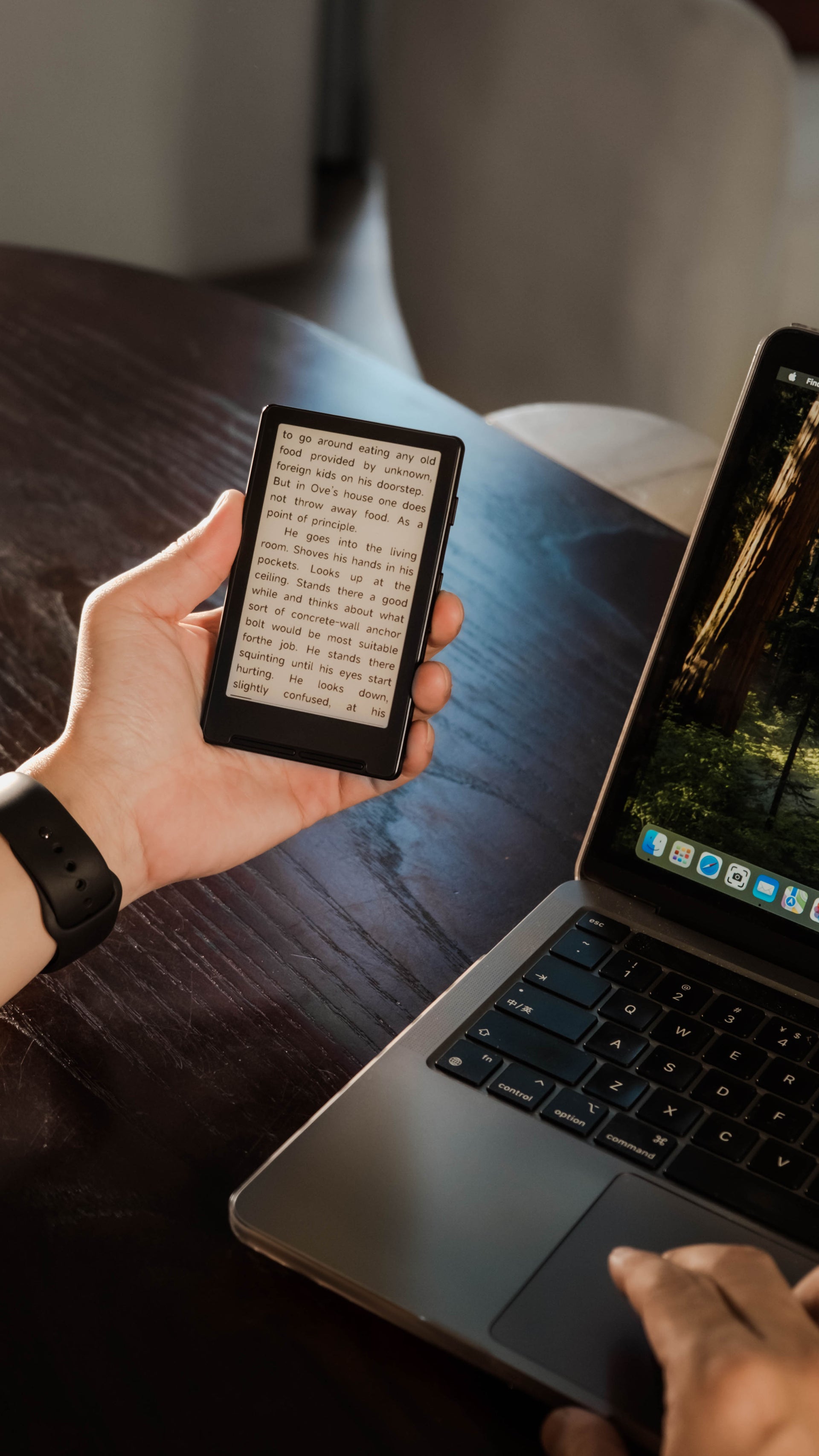 Đọc sách tại bàn làm việc — câu chuyện không bao giờ phải dừng lại